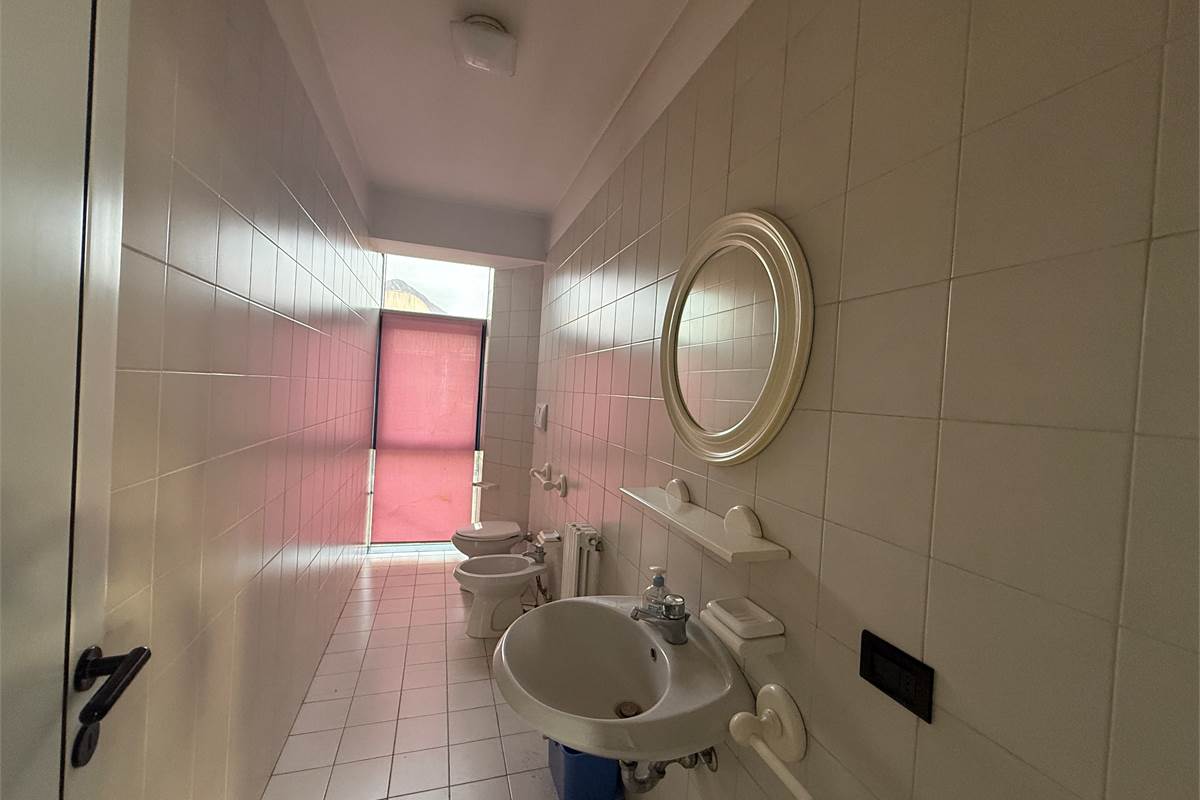 ERBA CENTRO: ELEGANTE UFFICIO ARREDATO IN AFFITTO CON POSS.BOX