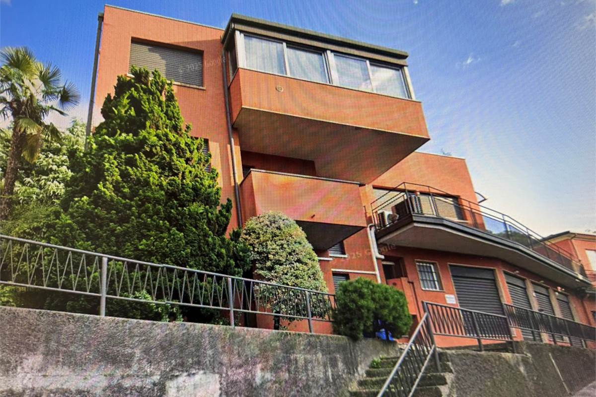 COMO:PALAZZINA CON LOCALI  COMERC.+ABITAZIONE E UFFICI