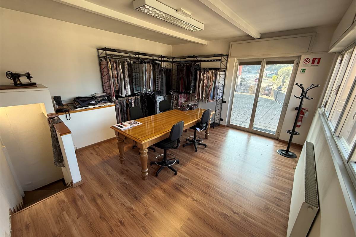 COMO:PALAZZINA CON LOCALI  COMERC.+ABITAZIONE E UFFICI