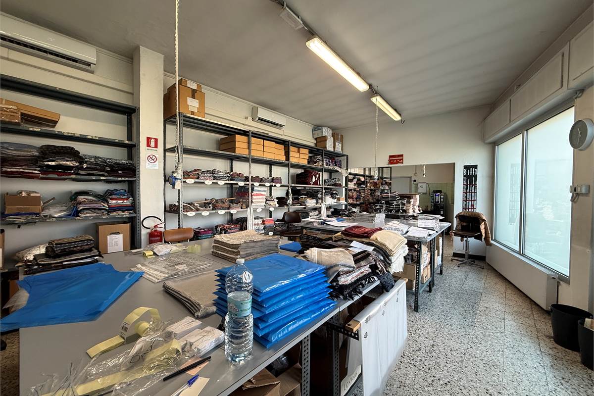 COMO:PALAZZINA CON LOCALI  COMERC.+ABITAZIONE E UFFICI