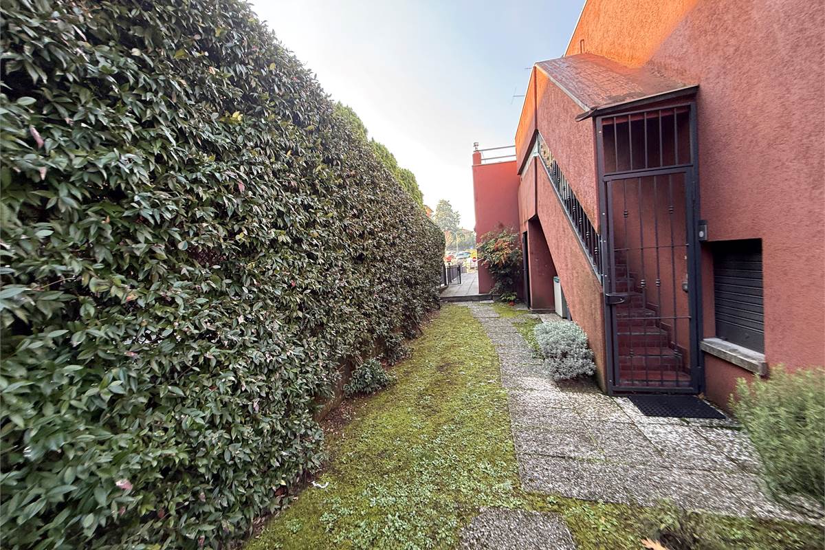 COMO:PALAZZINA CON LOCALI  COMERC.+ABITAZIONE E UFFICI