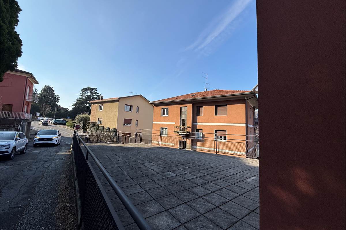 COMO:PALAZZINA CON LOCALI  COMERC.+ABITAZIONE E UFFICI