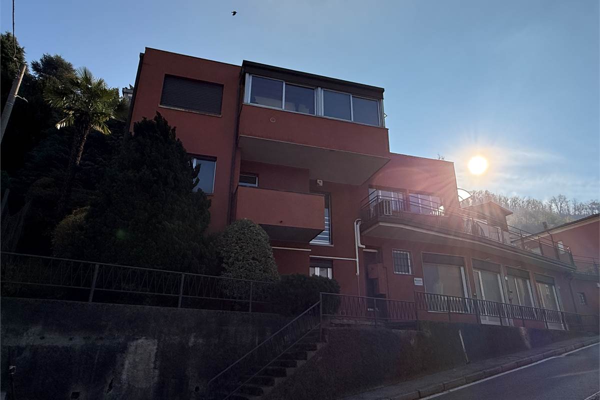 COMO:PALAZZINA CON LOCALI  COMERC.+ABITAZIONE E UFFICI