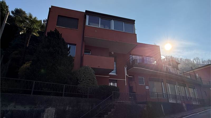 COMO:PALAZZINA CON LOCALI  COMERC.+ABITAZIONE E UFFICI