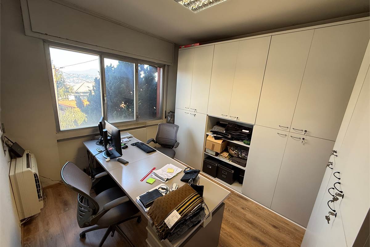 COMO:PALAZZINA CON LOCALI  COMERC.+ABITAZIONE E UFFICI