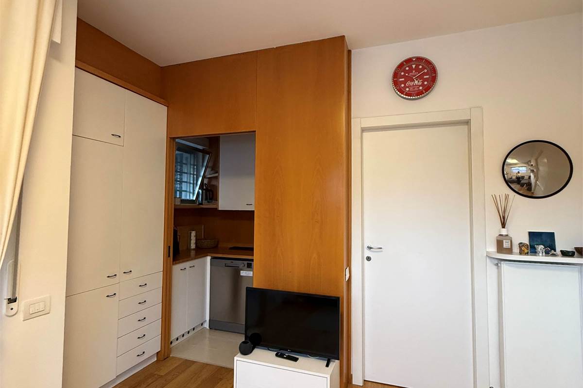 COMO:PALAZZINA CON LOCALI  COMERC.+ABITAZIONE E UFFICI