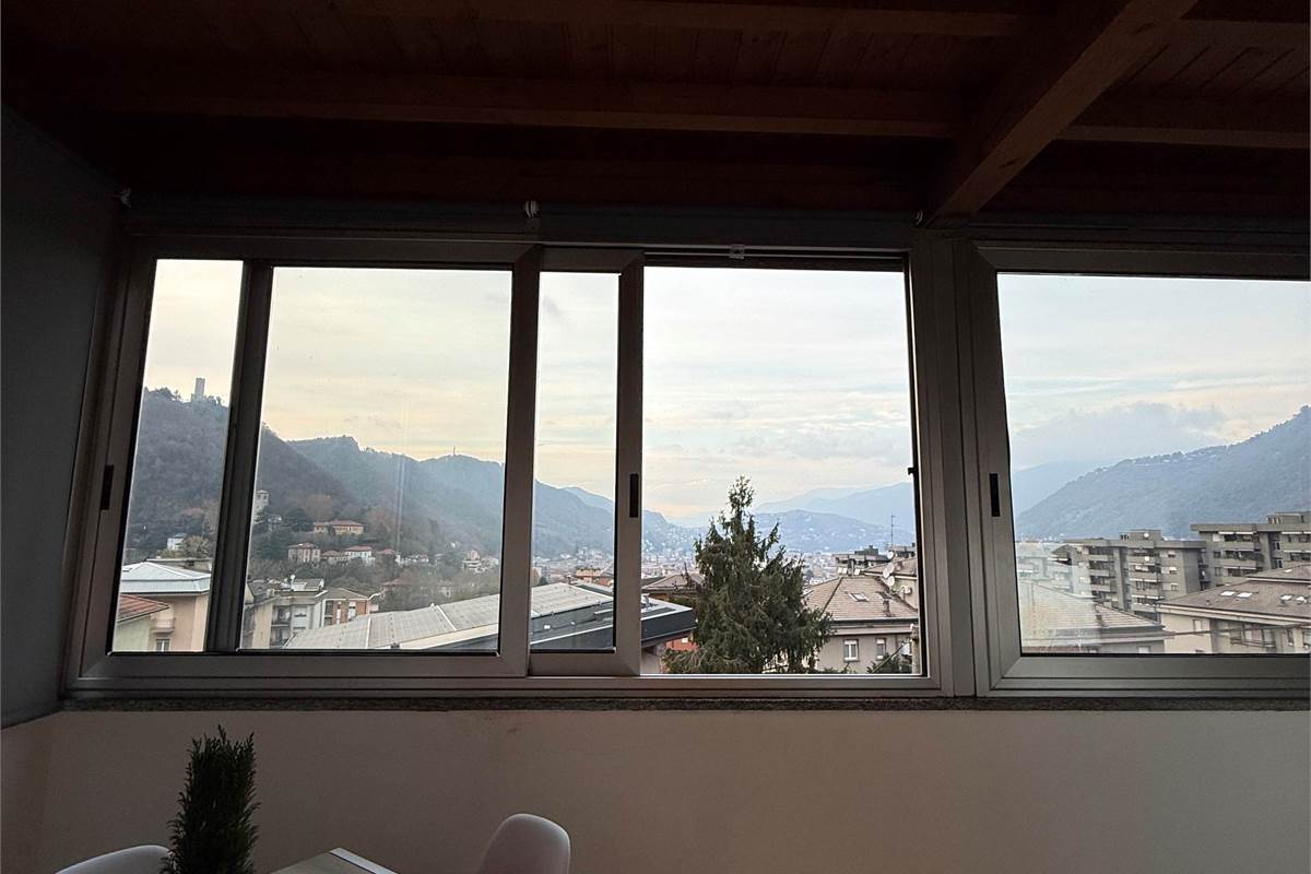 COMO:PALAZZINA CON LOCALI  COMERC.+ABITAZIONE E UFFICI