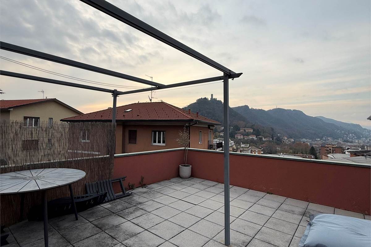 COMO:PALAZZINA CON LOCALI  COMERC.+ABITAZIONE E UFFICI