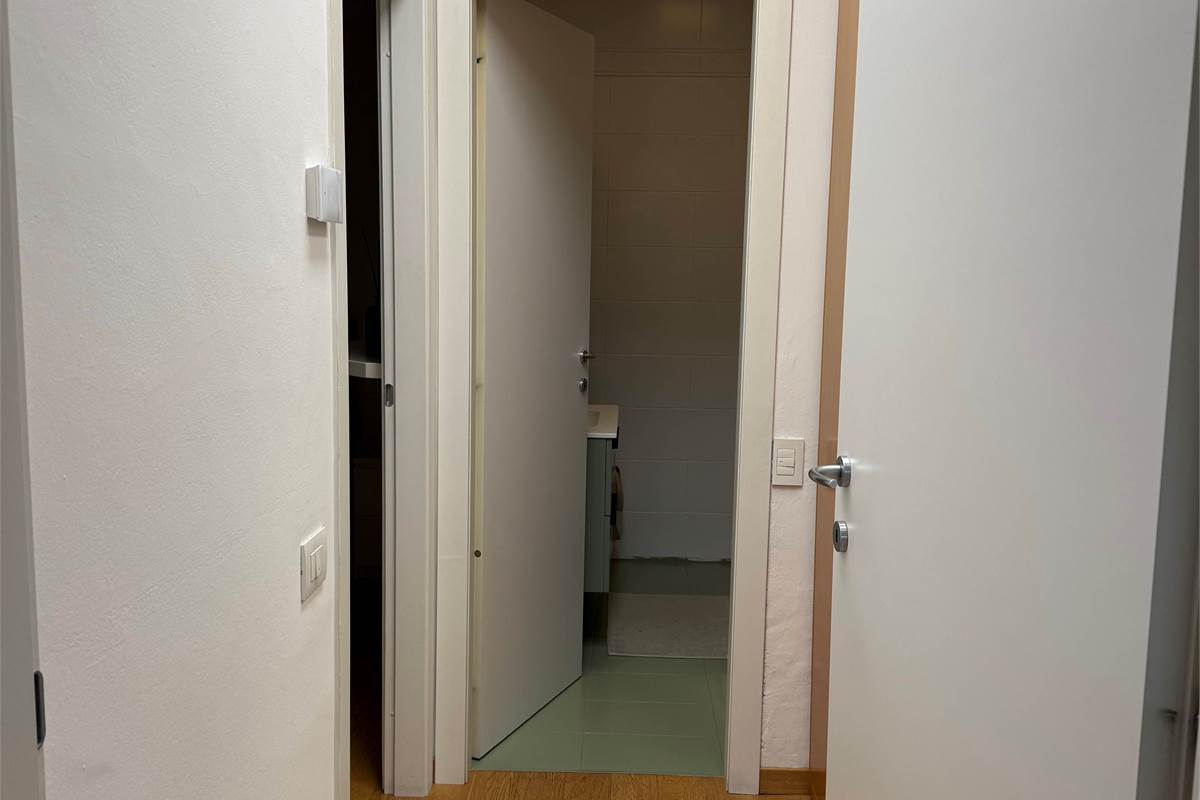 COMO:PALAZZINA CON LOCALI  COMERC.+ABITAZIONE E UFFICI