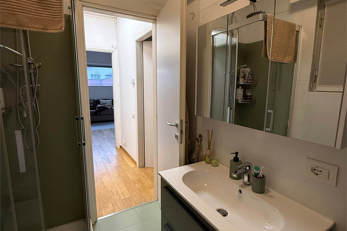 COMO:PALAZZINA CON LOCALI  COMERC.+ABITAZIONE E UFFICI