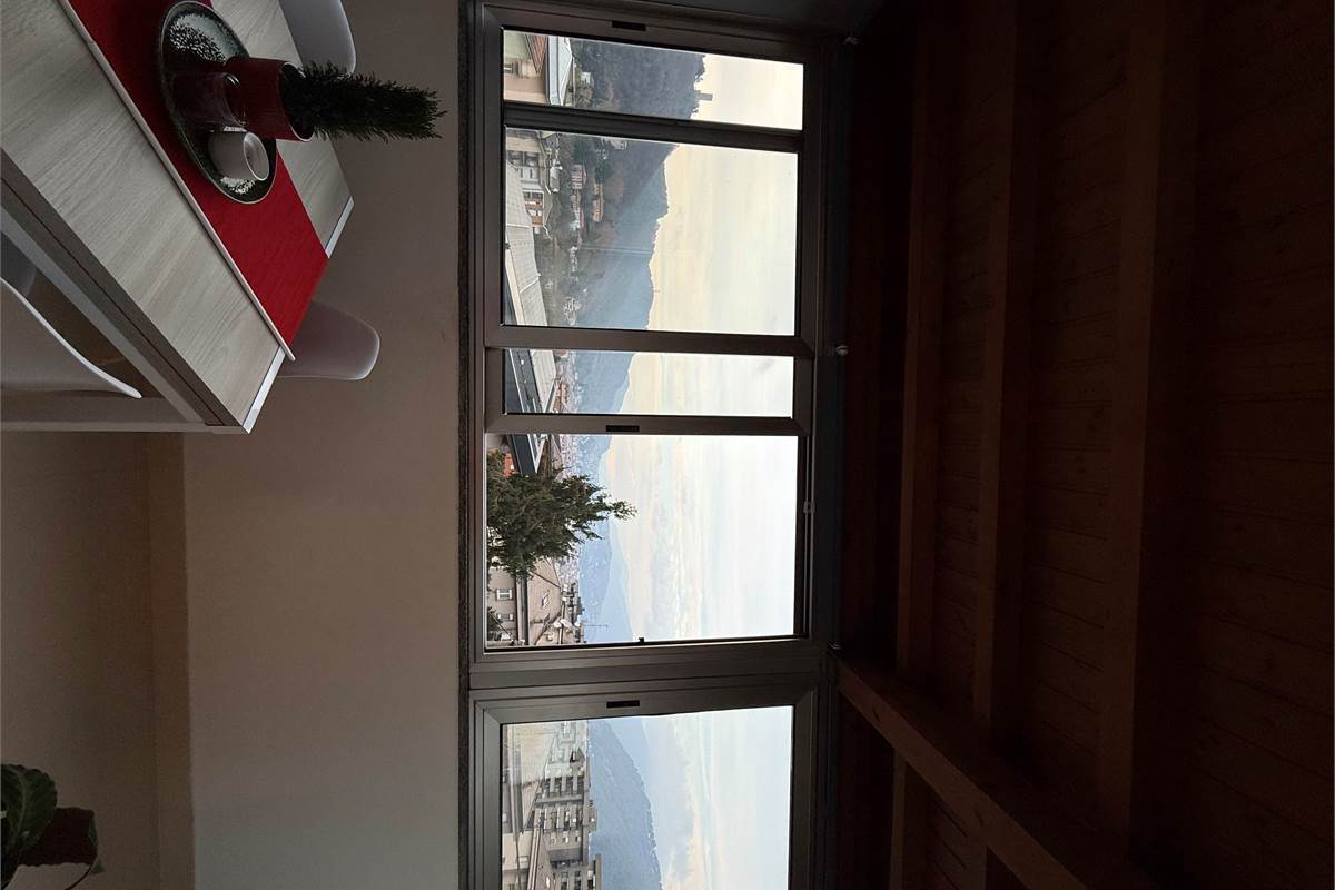 COMO:PALAZZINA CON LOCALI  COMERC.+ABITAZIONE E UFFICI