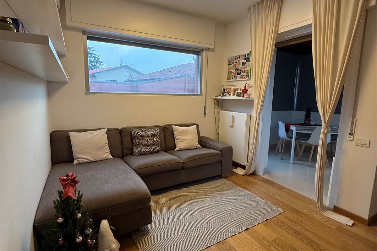 COMO:PALAZZINA CON LOCALI  COMERC.+ABITAZIONE E UFFICI