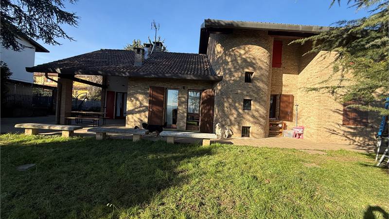 MONGUZZO:FAVOLOSA VILLA SINGOLA CON GIARDINO