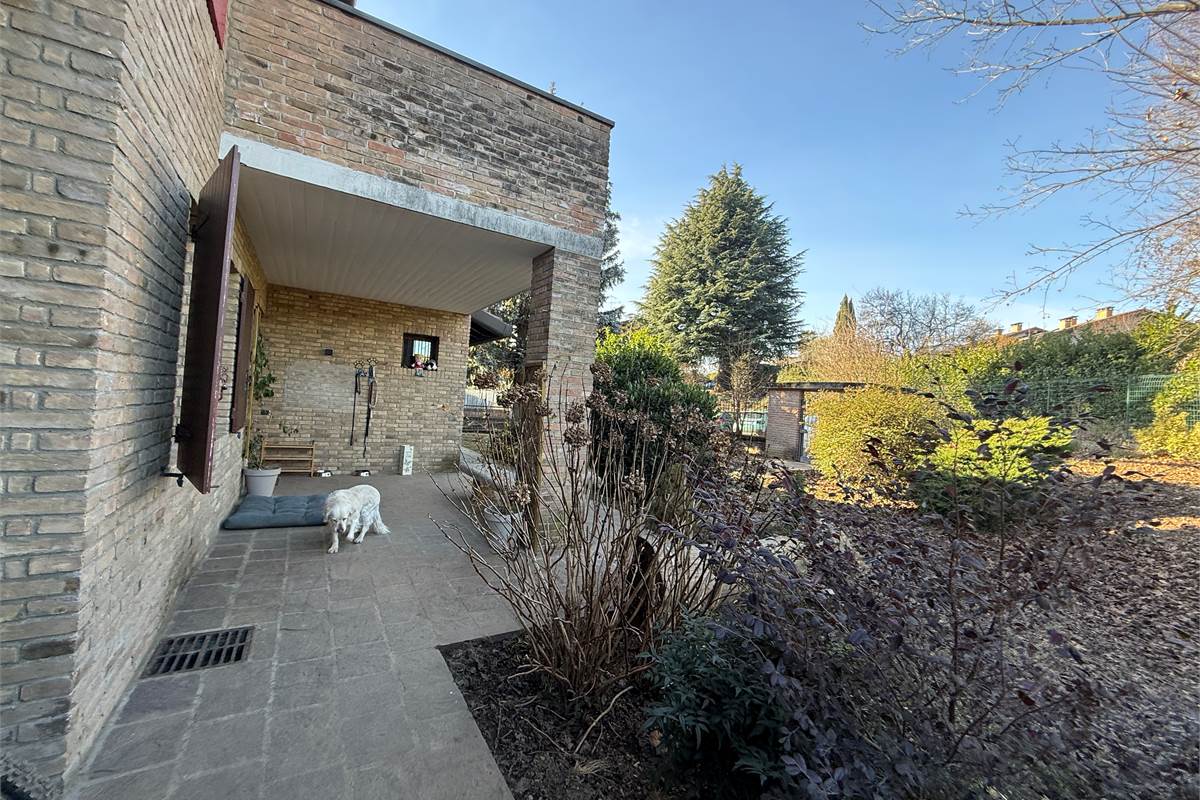 MONGUZZO:FAVOLOSA VILLA SINGOLA CON GIARDINO