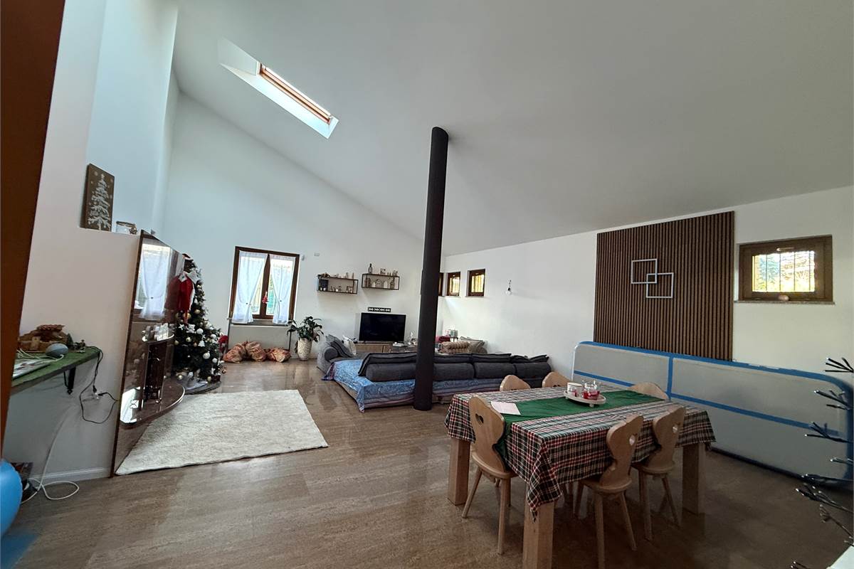 MONGUZZO:FAVOLOSA VILLA SINGOLA CON GIARDINO