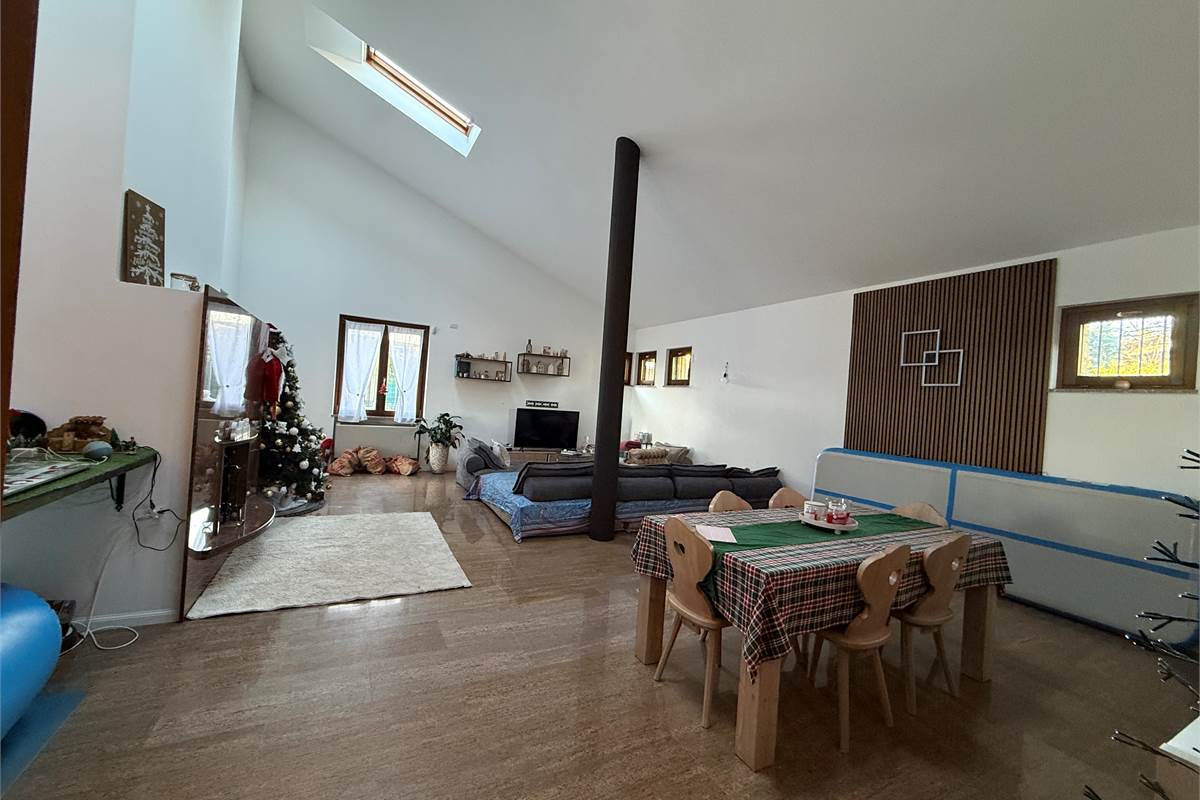 MONGUZZO:FAVOLOSA VILLA SINGOLA CON GIARDINO