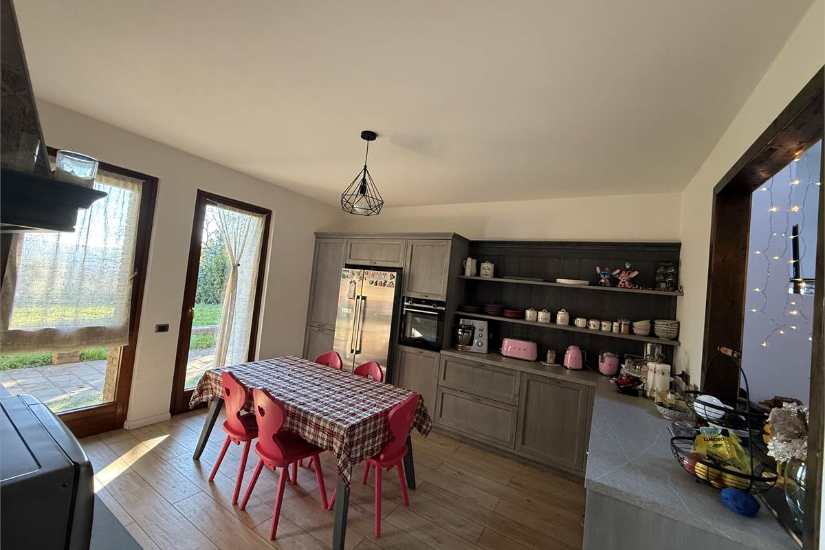 MONGUZZO:FAVOLOSA VILLA SINGOLA CON GIARDINO