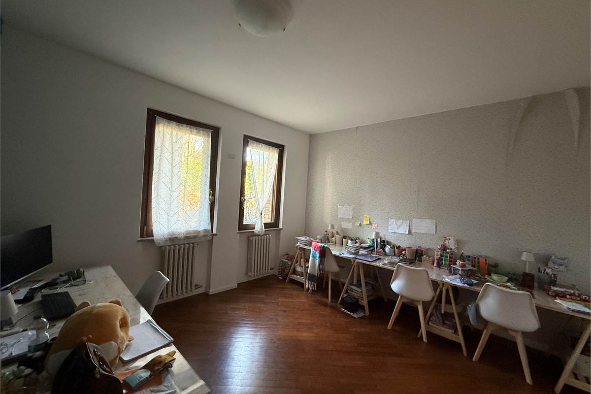 MONGUZZO:FAVOLOSA VILLA SINGOLA CON GIARDINO