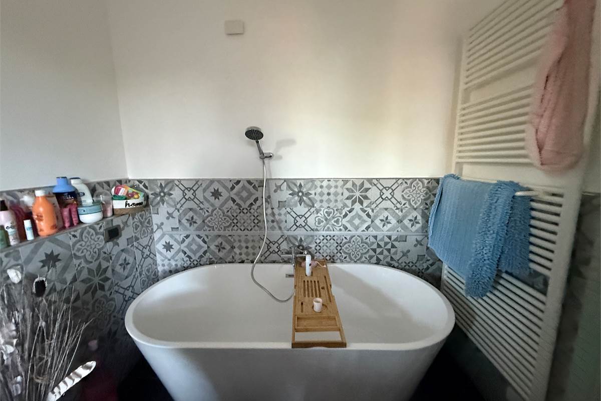 MONGUZZO:FAVOLOSA VILLA SINGOLA CON GIARDINO