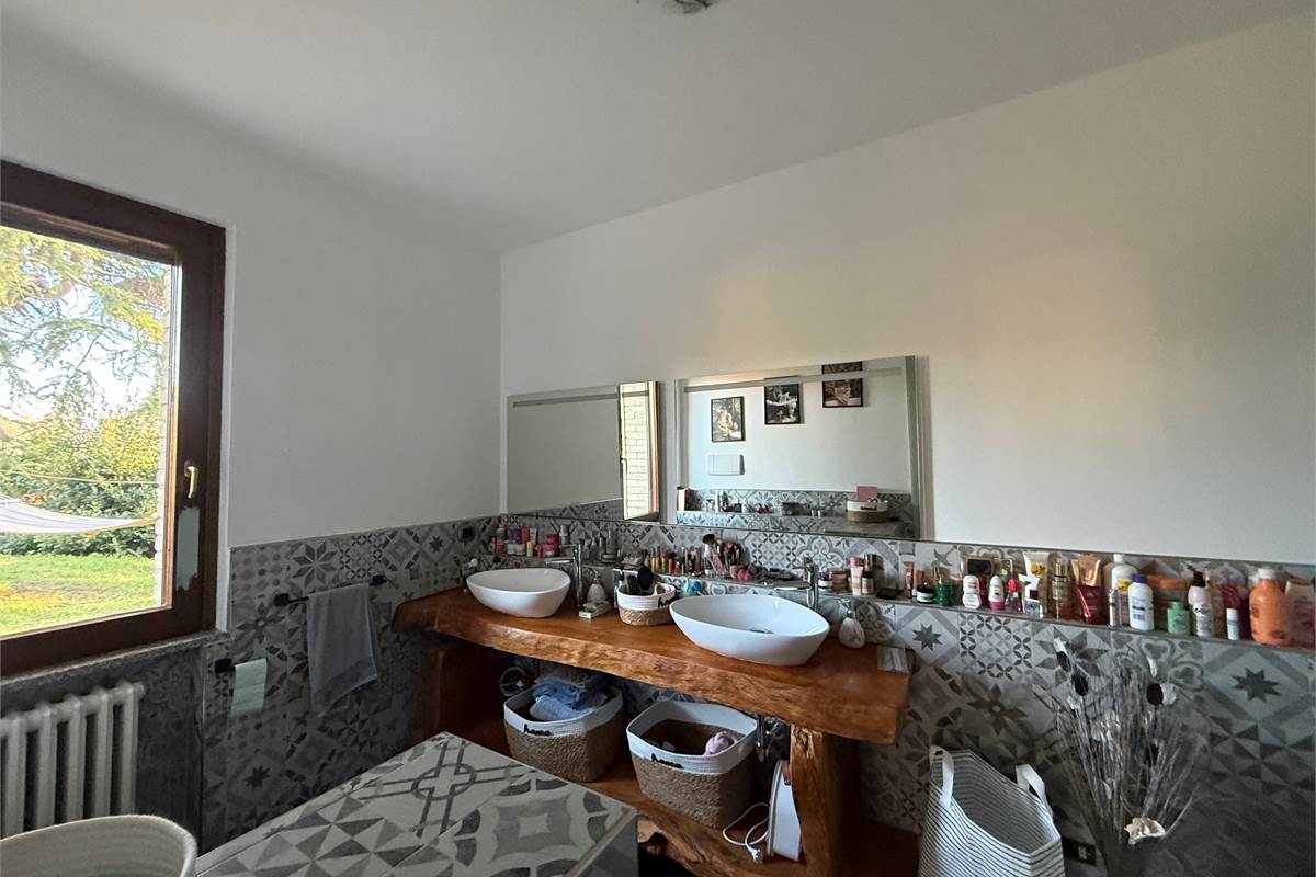 MONGUZZO:FAVOLOSA VILLA SINGOLA CON GIARDINO