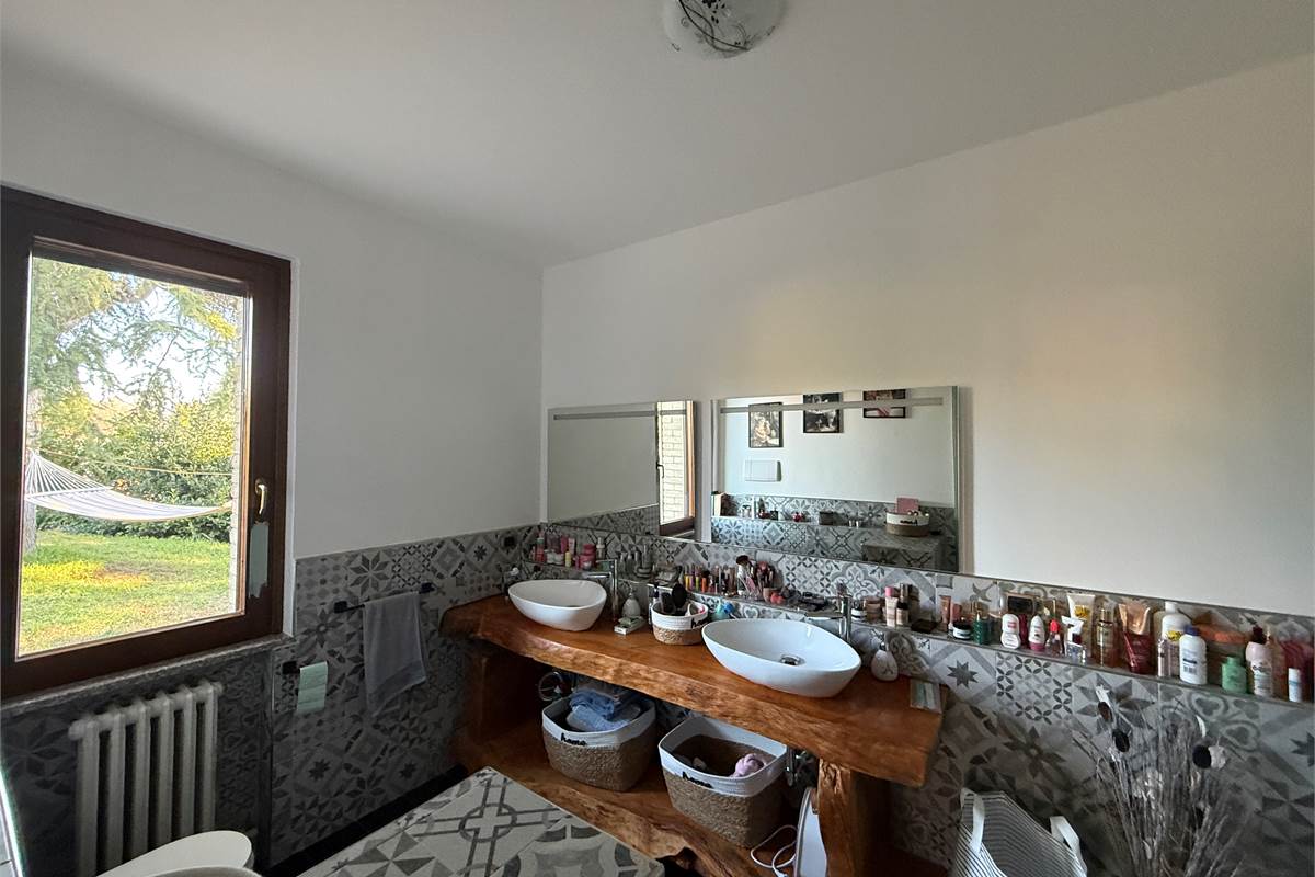 MONGUZZO:FAVOLOSA VILLA SINGOLA CON GIARDINO