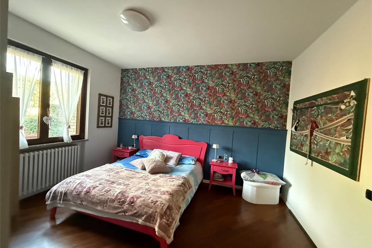 MONGUZZO:FAVOLOSA VILLA SINGOLA CON GIARDINO