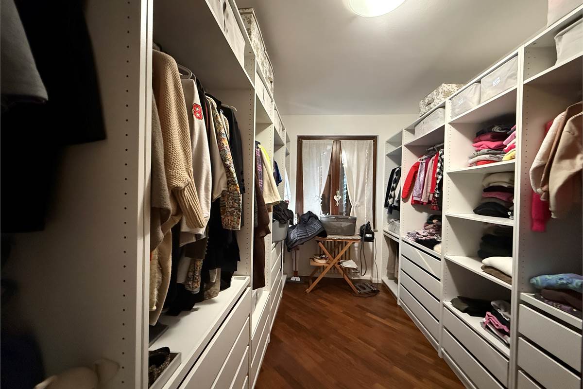 MONGUZZO:FAVOLOSA VILLA SINGOLA CON GIARDINO