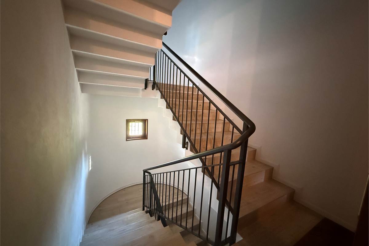 MONGUZZO:FAVOLOSA VILLA SINGOLA CON GIARDINO