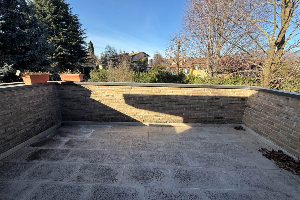 MONGUZZO:FAVOLOSA VILLA SINGOLA CON GIARDINO