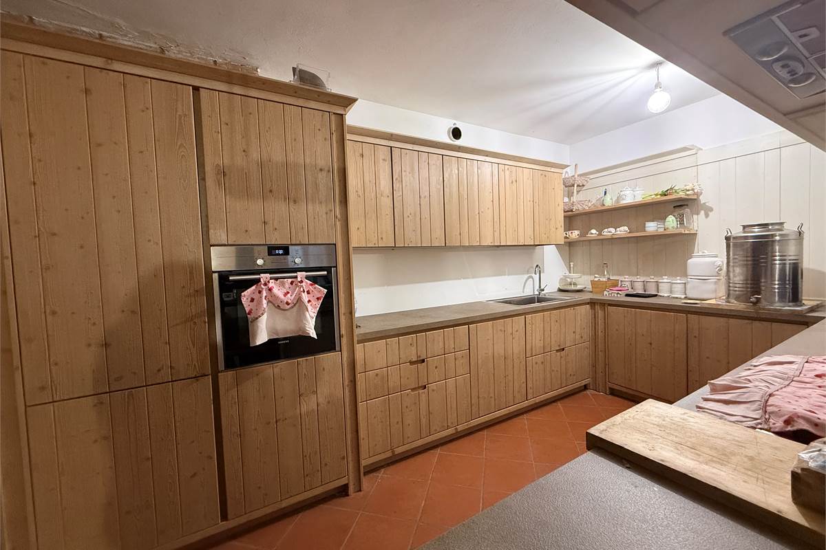 MONGUZZO:FAVOLOSA VILLA SINGOLA CON GIARDINO