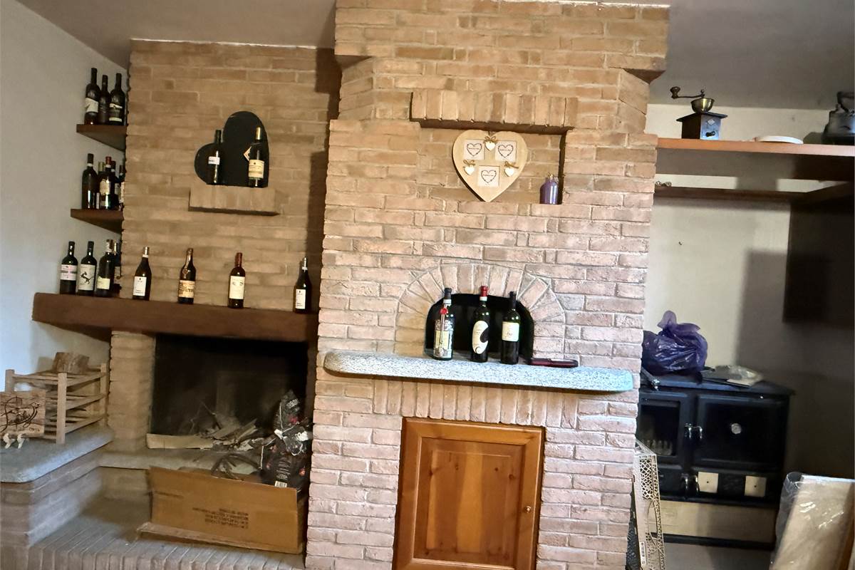 MONGUZZO:FAVOLOSA VILLA SINGOLA CON GIARDINO