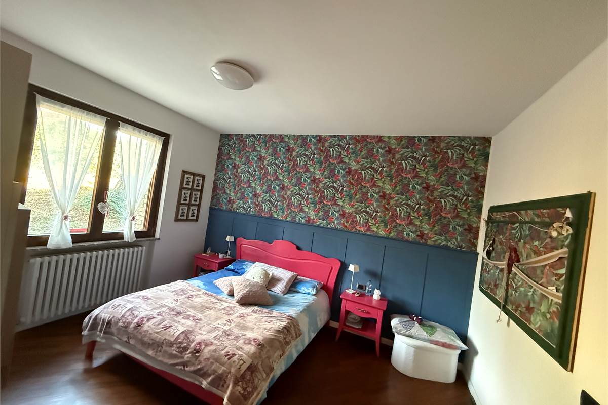 MONGUZZO:FAVOLOSA VILLA SINGOLA CON GIARDINO