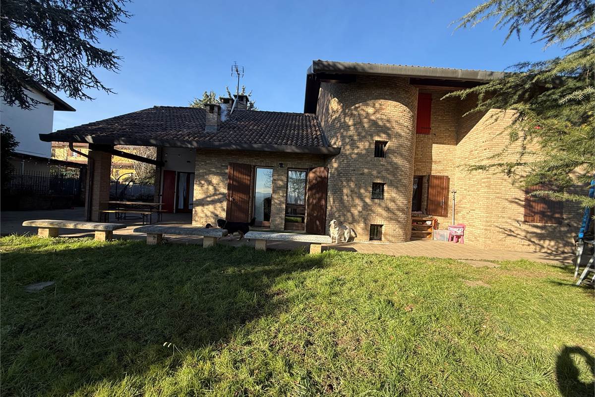 A POCHI KM DA ERBA - MONGUZZO:FAVOLOSA VILLA SINGOLA CON GIARDINO