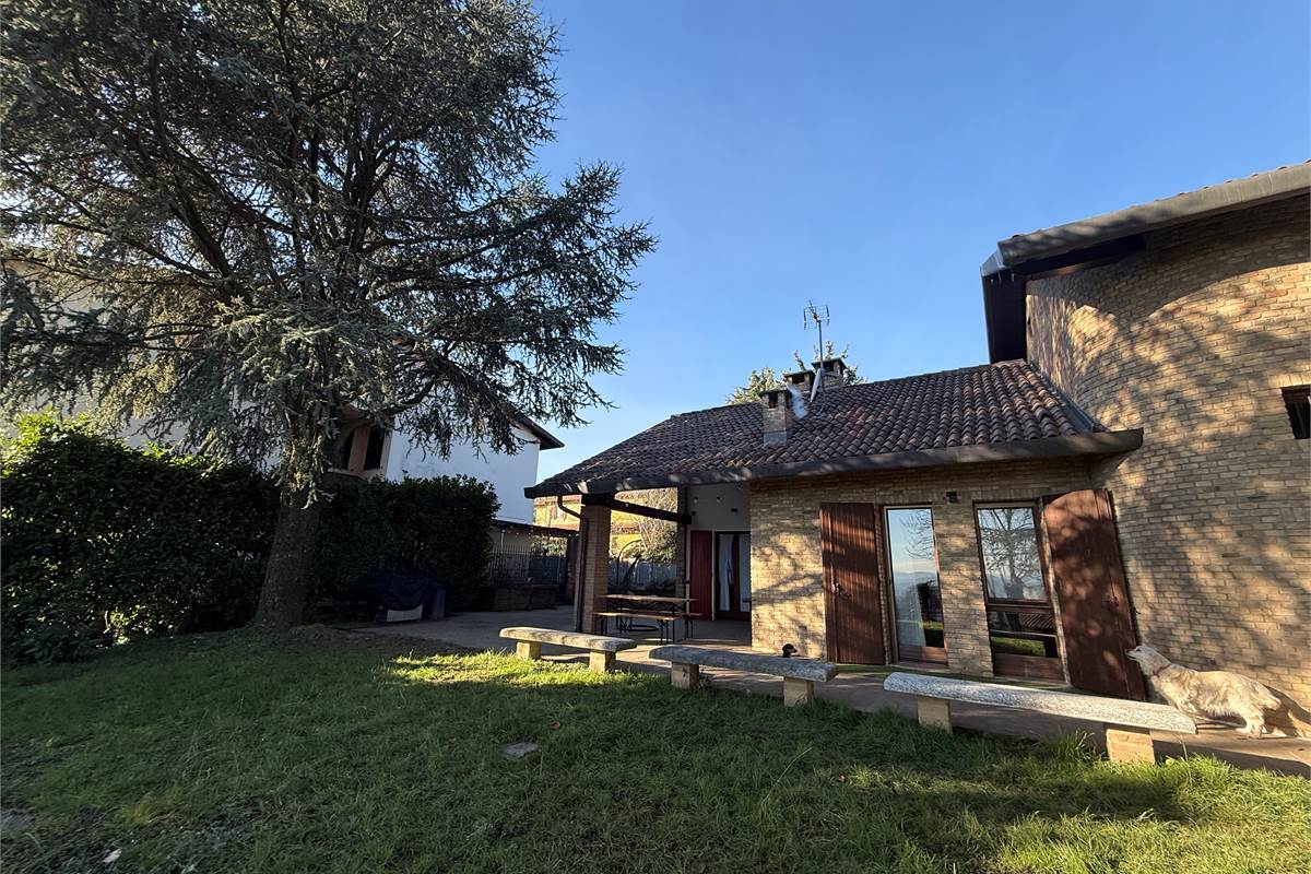 A POCHI KM DA ERBA - MONGUZZO:FAVOLOSA VILLA SINGOLA CON GIARDINO