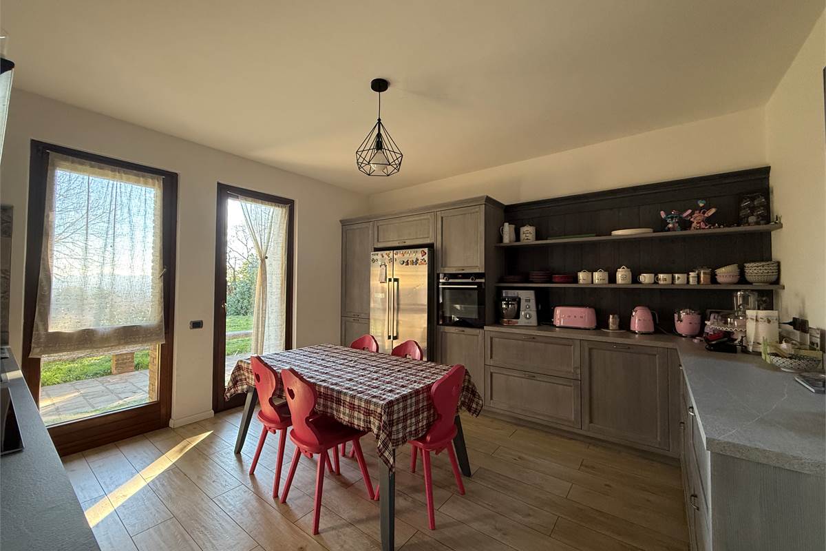 A POCHI KM DA ERBA - MONGUZZO:FAVOLOSA VILLA SINGOLA CON GIARDINO