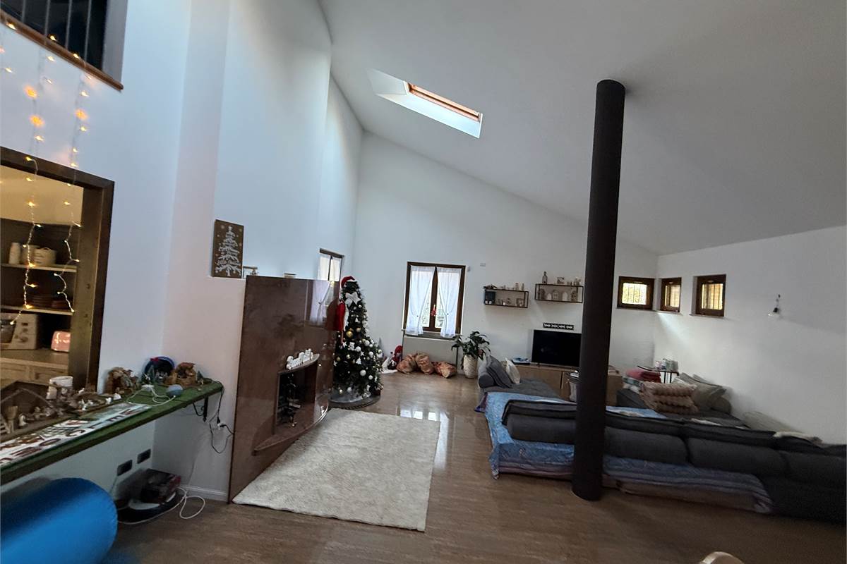 A POCHI KM DA ERBA - MONGUZZO:FAVOLOSA VILLA SINGOLA CON GIARDINO