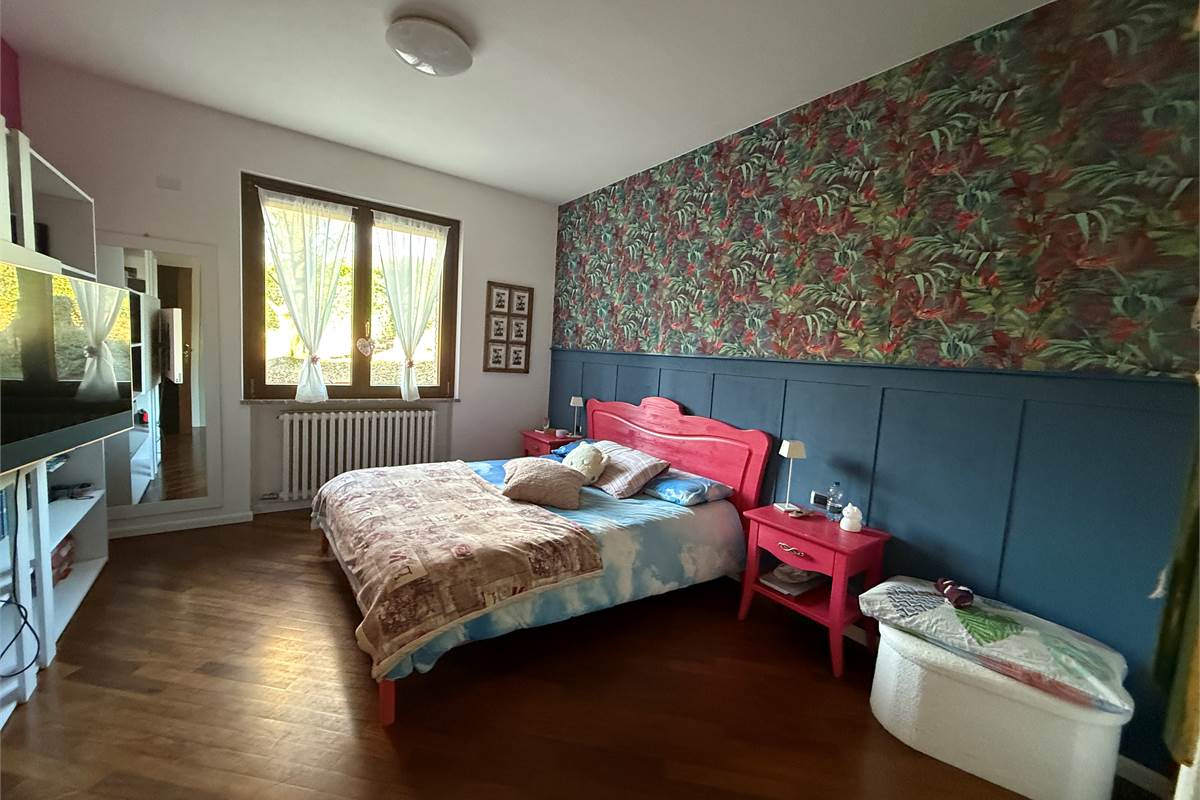 A POCHI KM DA ERBA - MONGUZZO:FAVOLOSA VILLA SINGOLA CON GIARDINO