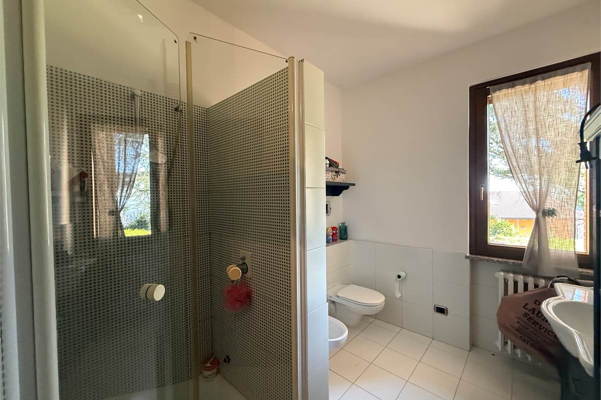 A POCHI KM DA ERBA - MONGUZZO:FAVOLOSA VILLA SINGOLA CON GIARDINO