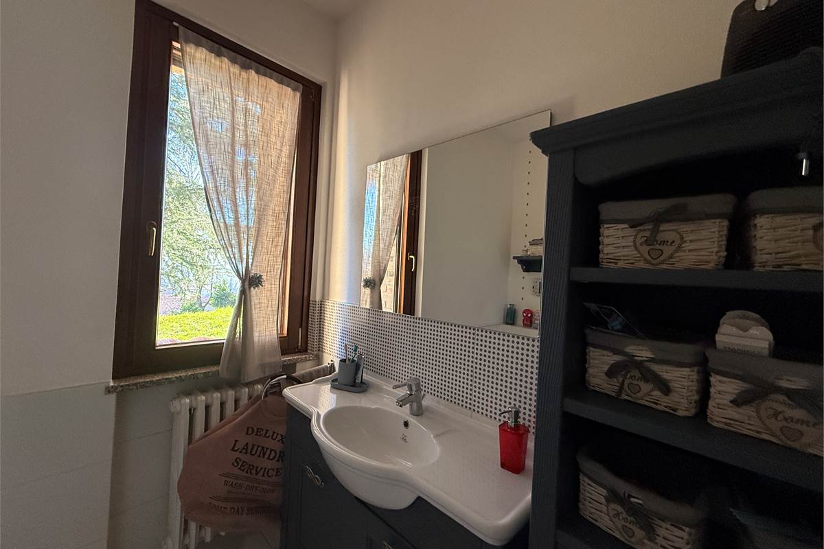 A POCHI KM DA ERBA - MONGUZZO:FAVOLOSA VILLA SINGOLA CON GIARDINO