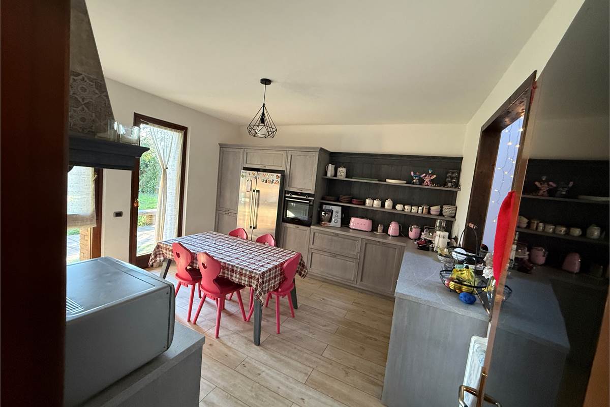 A POCHI KM DA ERBA - MONGUZZO:FAVOLOSA VILLA SINGOLA CON GIARDINO