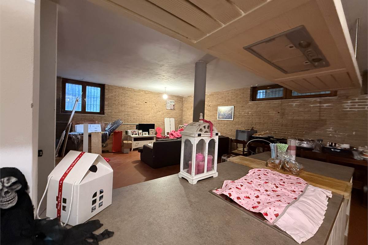 A POCHI KM DA ERBA - MONGUZZO:FAVOLOSA VILLA SINGOLA CON GIARDINO