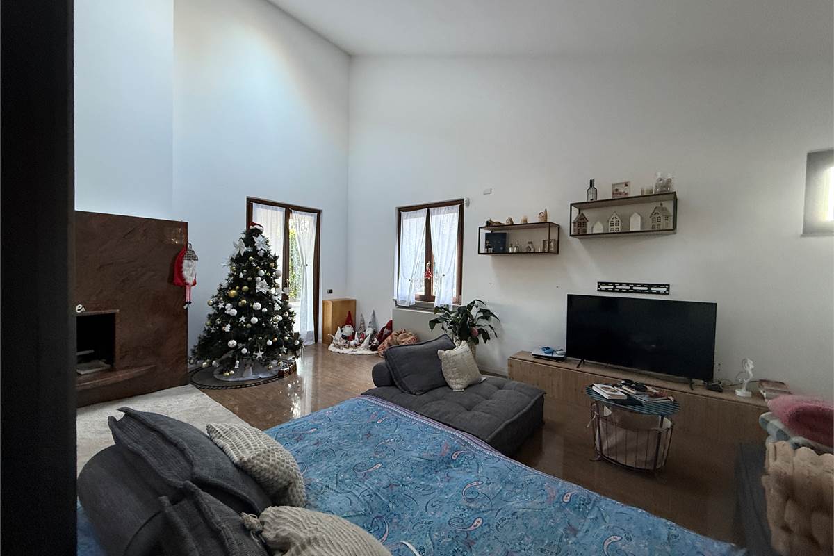 A POCHI KM DA ERBA - MONGUZZO:FAVOLOSA VILLA SINGOLA CON GIARDINO