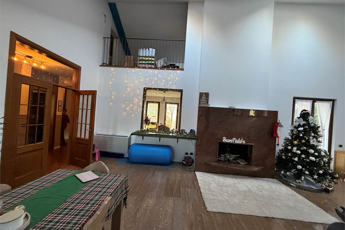 A POCHI KM DA ERBA - MONGUZZO:FAVOLOSA VILLA SINGOLA CON GIARDINO