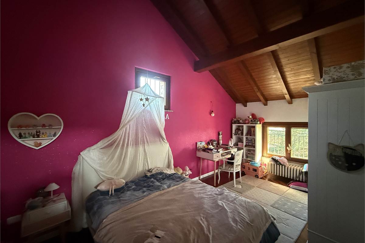 A POCHI KM DA ERBA - MONGUZZO:FAVOLOSA VILLA SINGOLA CON GIARDINO