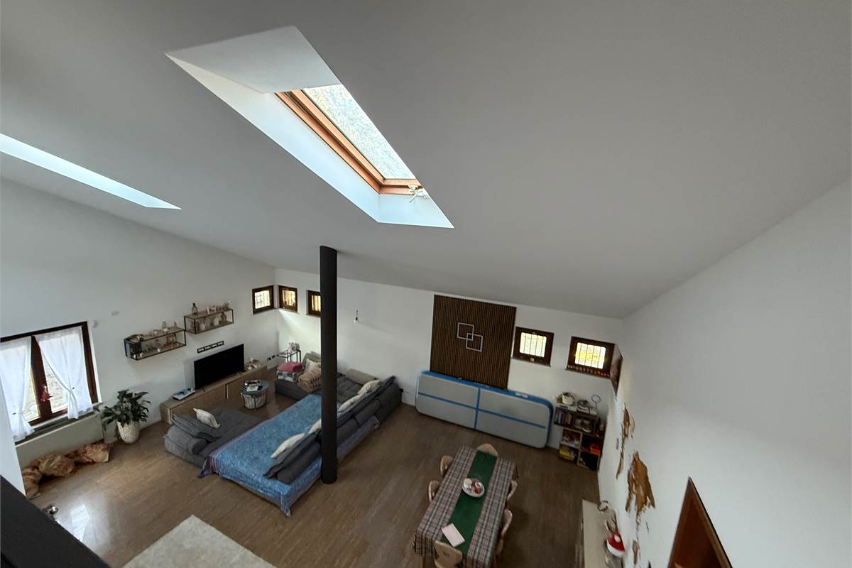 A POCHI KM DA ERBA - MONGUZZO:FAVOLOSA VILLA SINGOLA CON GIARDINO