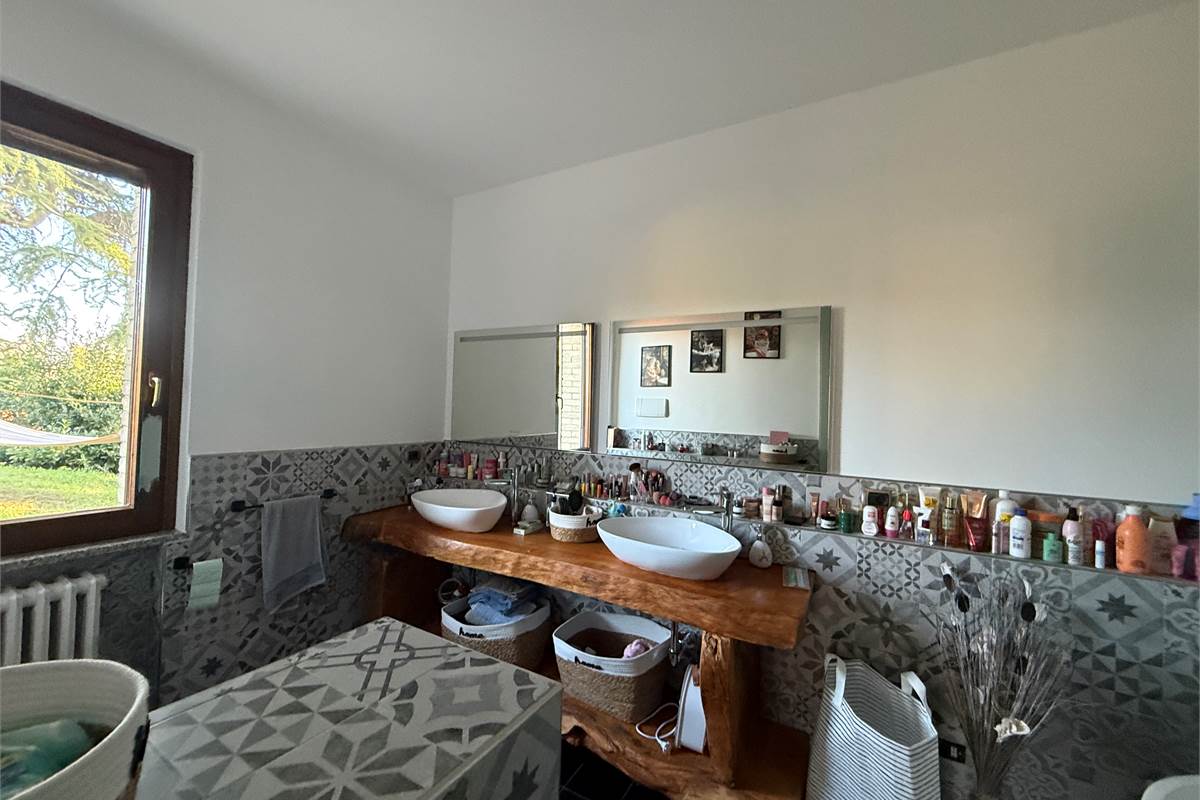 A POCHI KM DA ERBA - MONGUZZO:FAVOLOSA VILLA SINGOLA CON GIARDINO