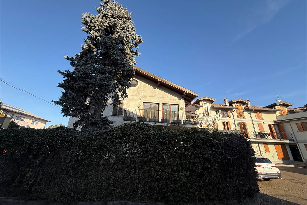 Arosio:Casa singola anche per due famiglie 
