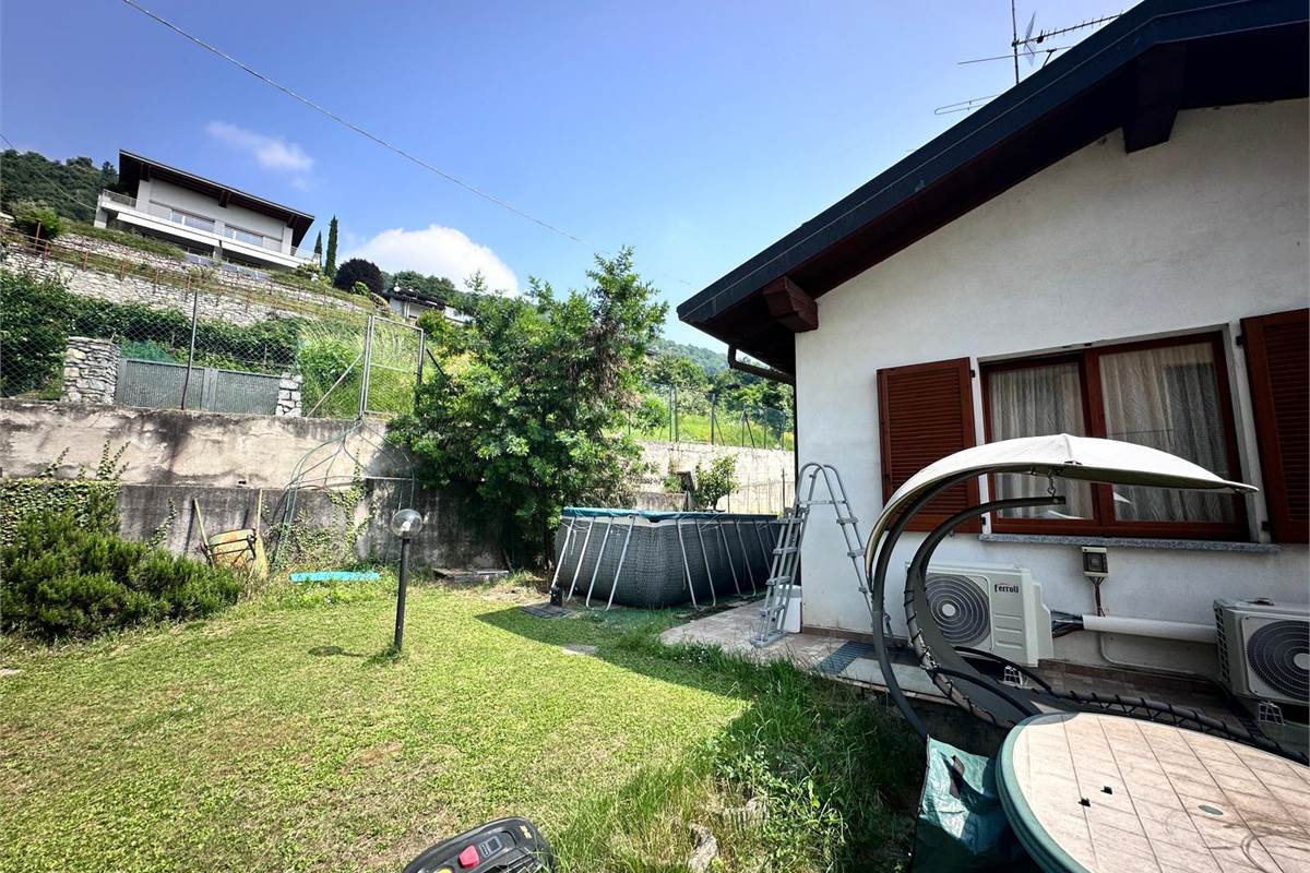 ERBA:BUCCINIGO -ALBAVILLA:PORZIONE DI VILLA CON GIARDINO