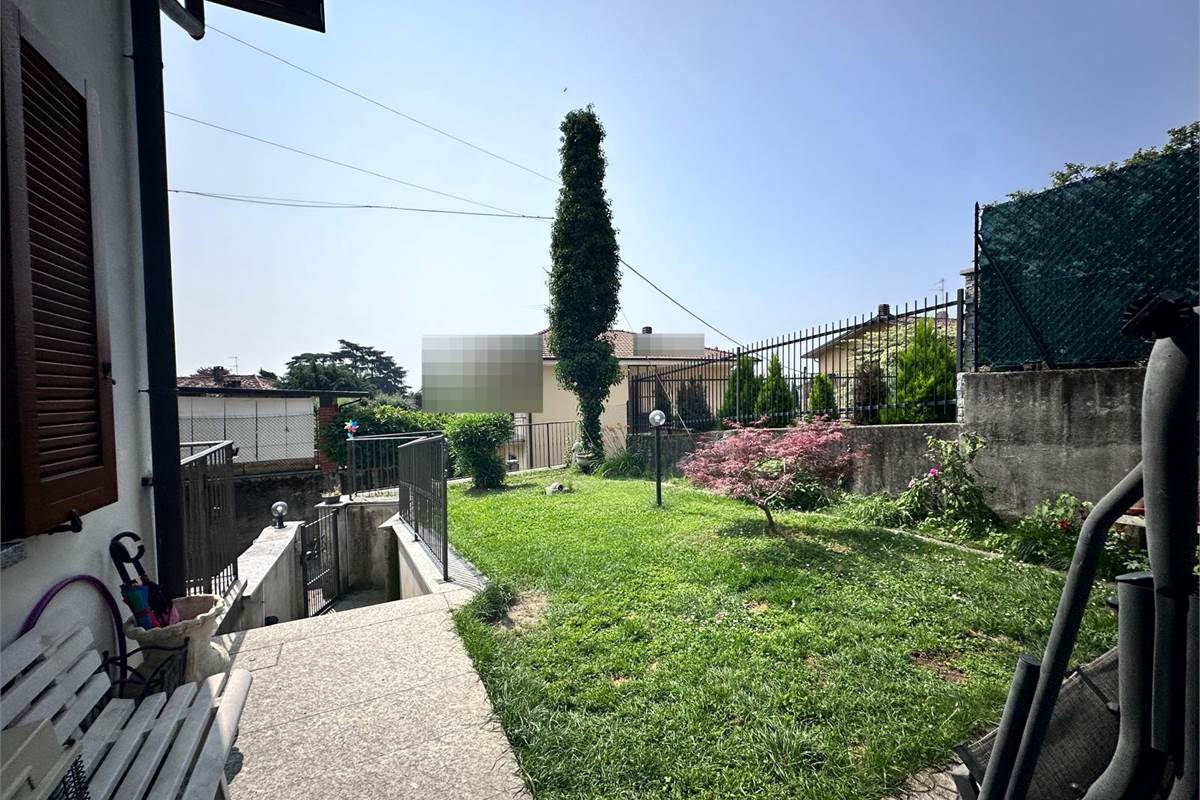 ERBA:BUCCINIGO -ALBAVILLA:PORZIONE DI VILLA CON GIARDINO