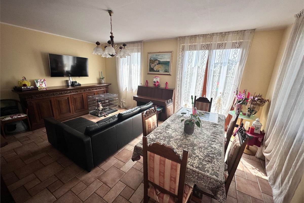 ERBA:BUCCINIGO -ALBAVILLA:PORZIONE DI VILLA CON GIARDINO